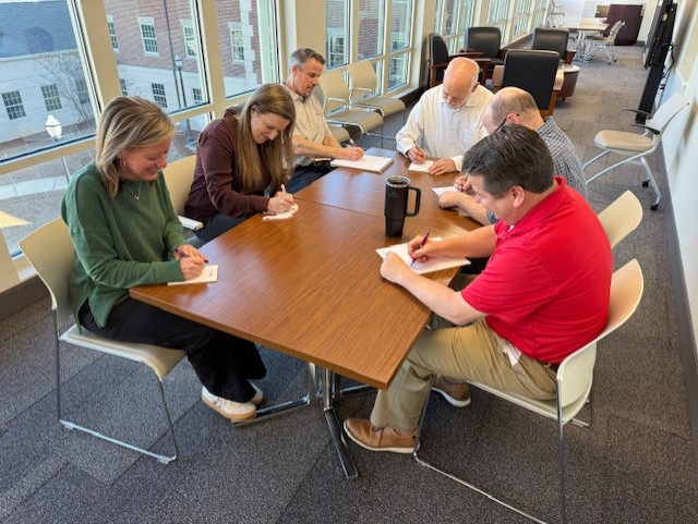 UA online marketing team writing on cards